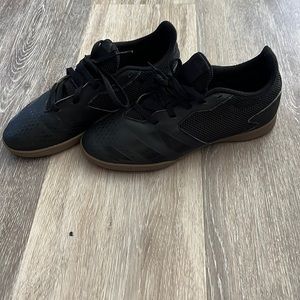Adidas boys size 4 Predator black indoor futsol shoes